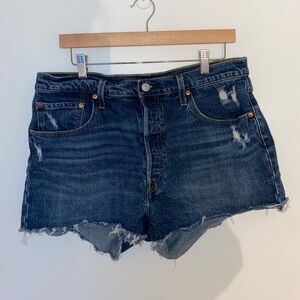 Dark Wash Mid-rise Levi’s 501